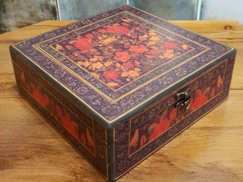 جعبه هدیه 12 خانه طرح گل و مرغ قرمز(جعبه با دمنوش)